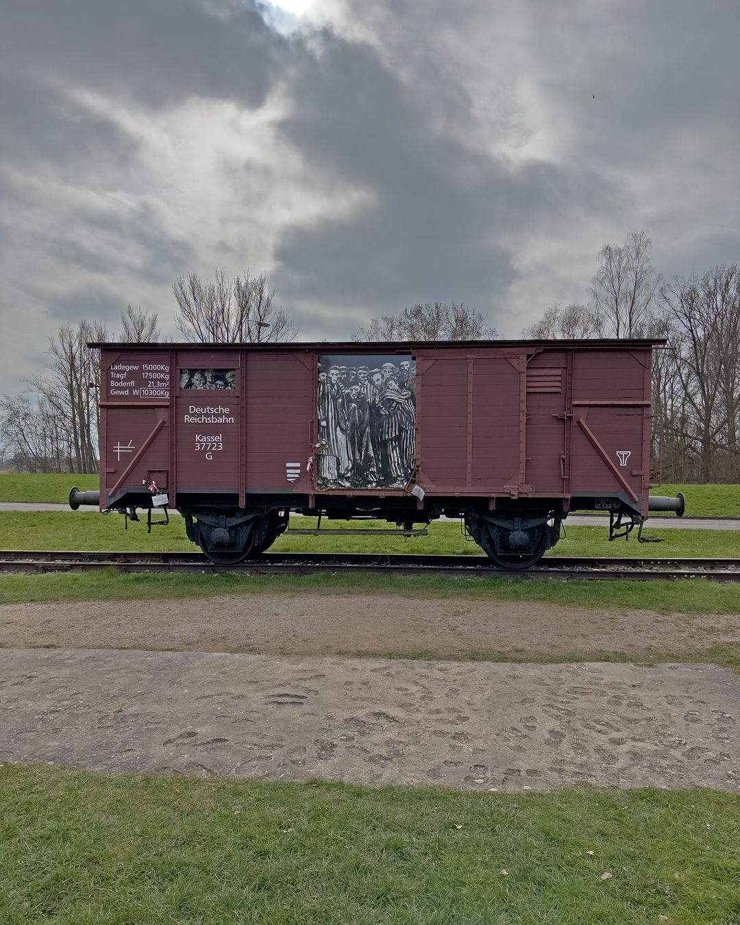 Eisenbahnwaggon mit stilisiertem Bild über Häftlingstransporte